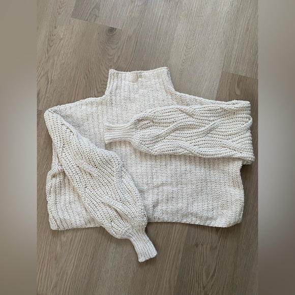 Free People cropped sweater. White/cream. Excellent condition, worn twice. XS. - Picture 3 of 3